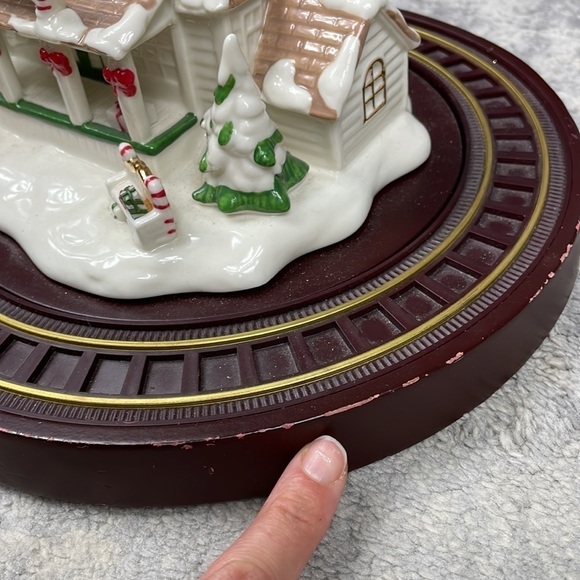 Vintage 2002 Avon Holiday Express North Pole Train Station Musical Christmas - Picture 12 of 12